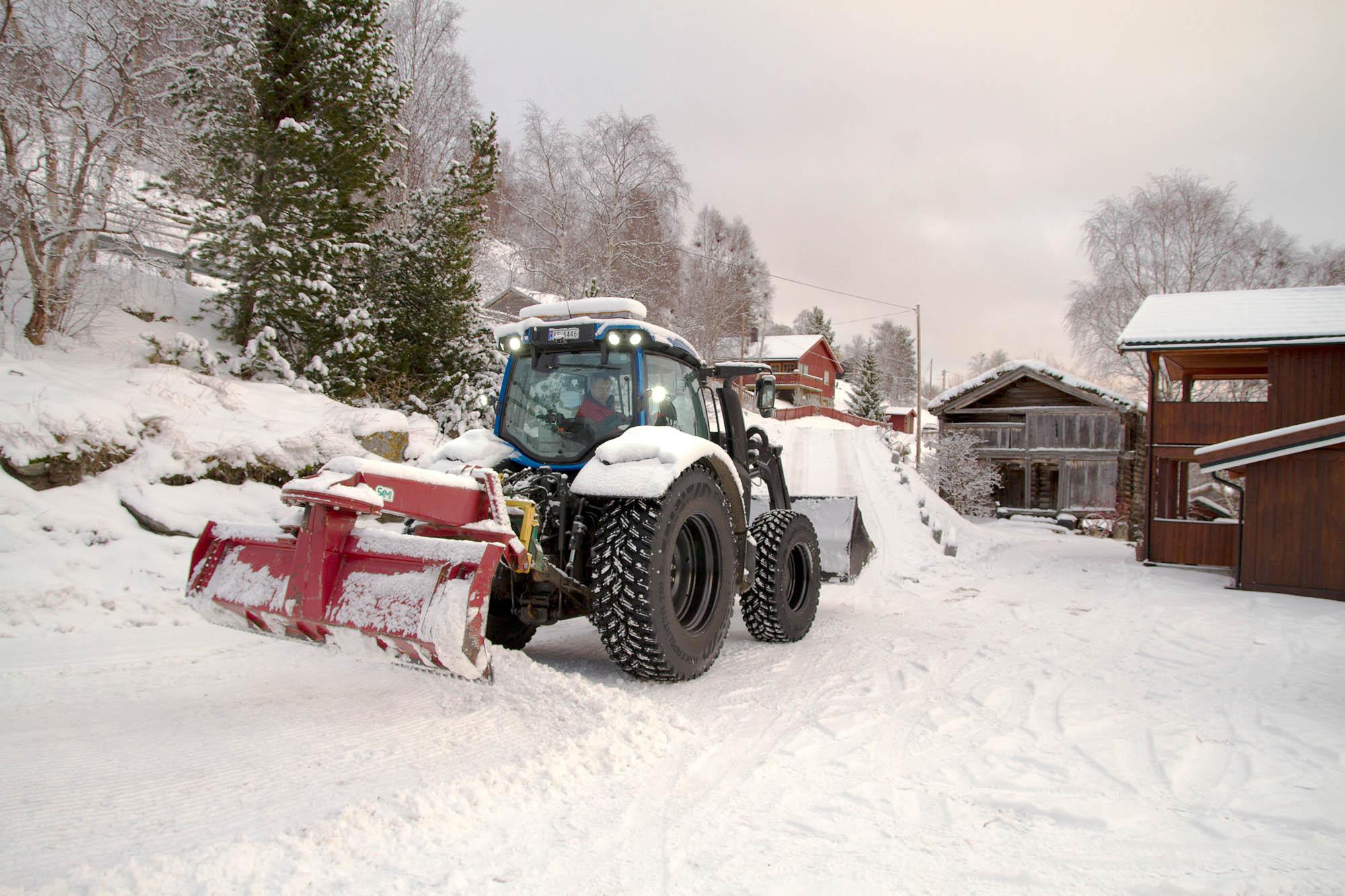 Rygger Valtra traktor med plog. Siden 1994 har det stort sett gått i Valtra for Hermod Skålsveen.